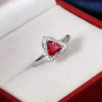 Klasična Garnet Red Ring Osebnost Ruby Trikotnik Oblike 925 Srebro Obroč Romance Obroč Ženske Poročni Nakit Zaročni Prstan